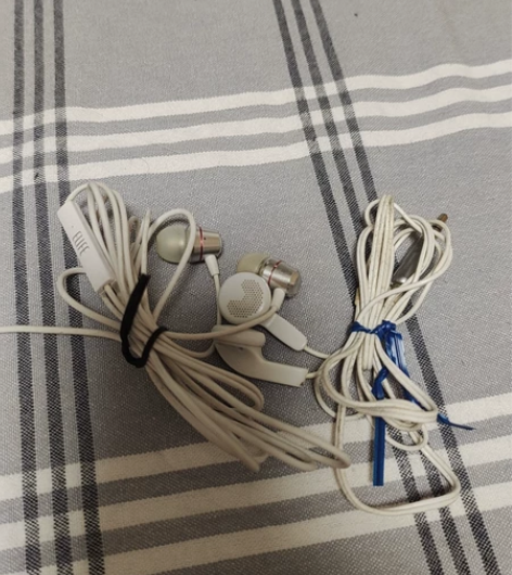 两个品牌耳机，一个金立的，一个森海塞尔的。...