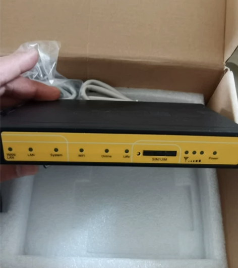 四信网关路由器,大功率路由器。型号F892...