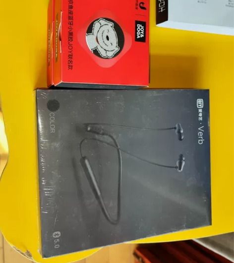 鲸鱼座音响,爱奇艺的颈挂耳机,未拆封 感兴...
