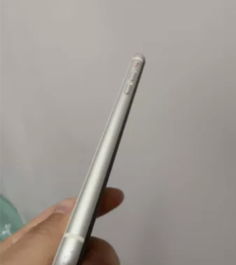 女生自用苹果11,白色,有轻微磕碰。 无任...