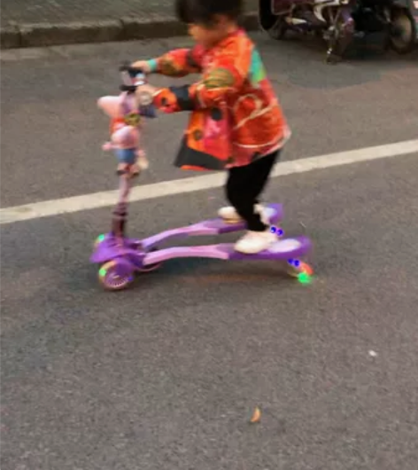 迪士尼儿童蛙式滑板车3  八成新 丁桥自提...