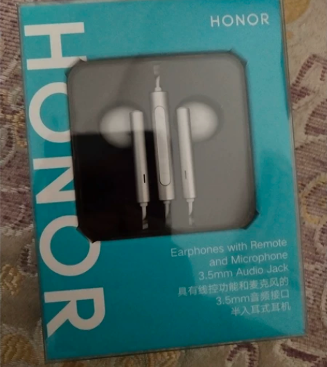 honor华为耳机,买手机里面的,半入耳式...