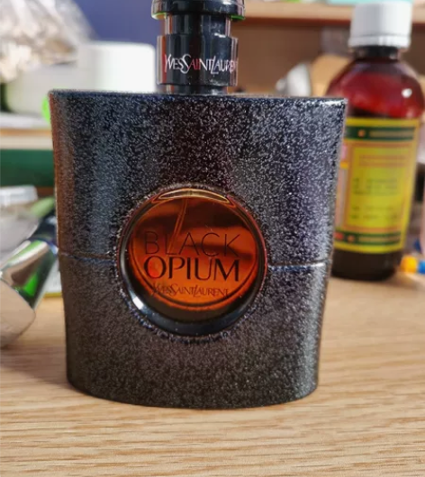ysl黑鸦片香水   90ml  用了没几...