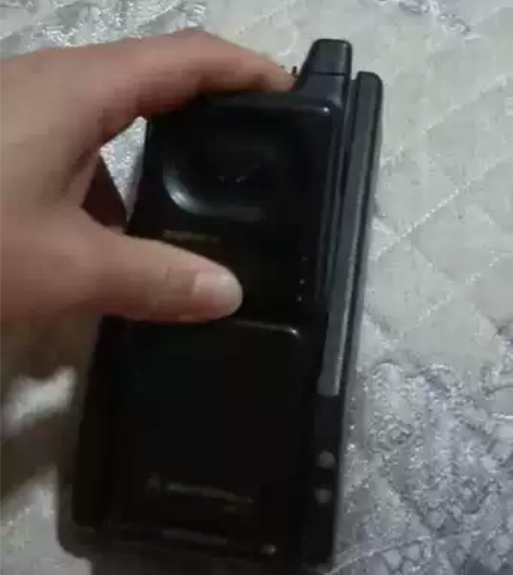 收来一个摩托罗拉9900x手机和充电座没测...