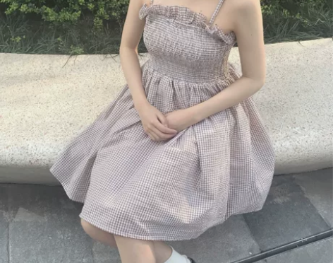 ELIM 卡其格调节吊带裙 泡泡棉 连衣裙...