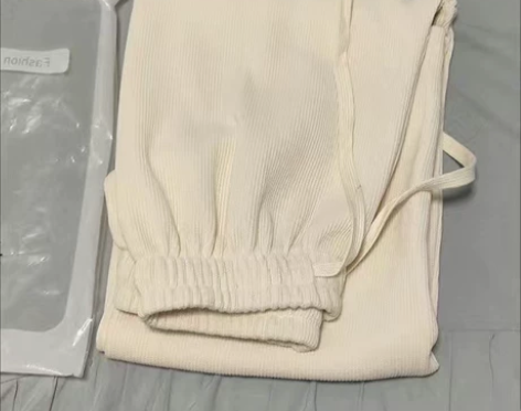 米白色灯芯绒针织阔腿裤 版型很好 有小个子...