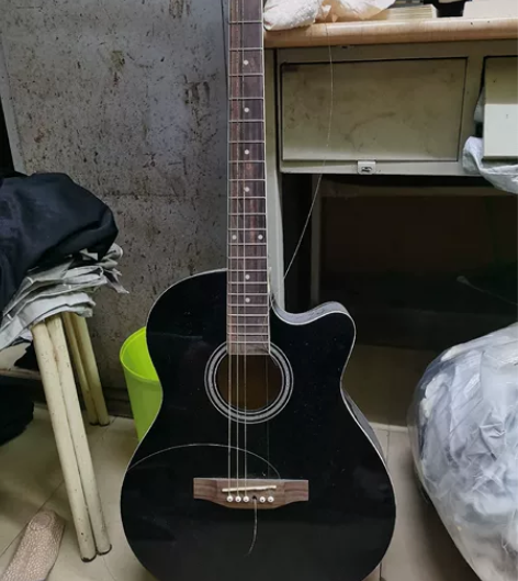 舍友断弦吉他,原价六百块,买了不到半年搬家...