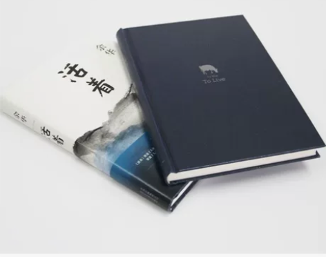 同名电影《活着》由张艺谋执导，葛优、巩俐两...