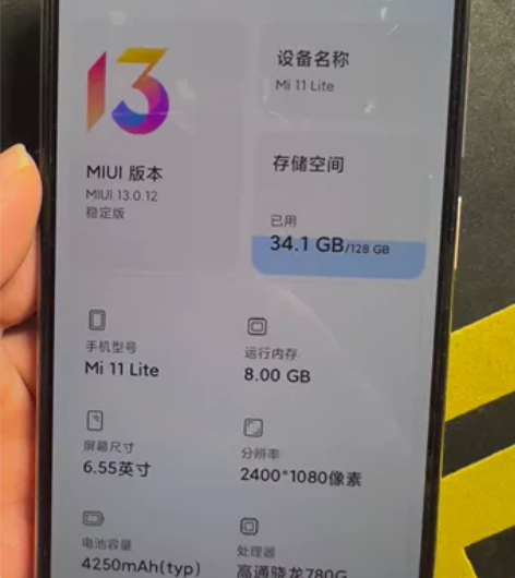 美女一手小米5G手机，小米11青春版双卡双...
