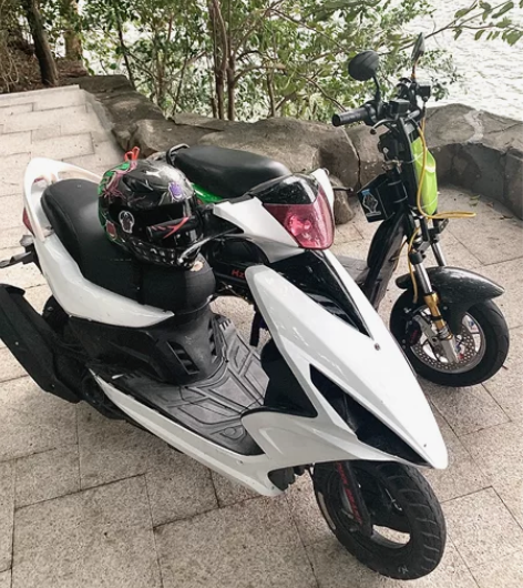 出精品飞鹰踏板摩托车全车刚换的白色车壳前脸...
