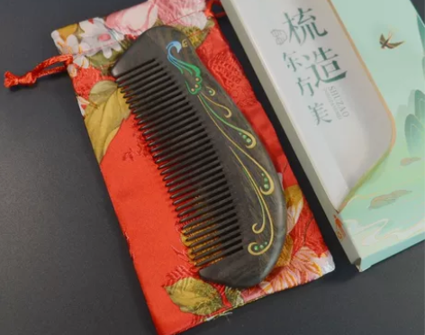 谭木匠工厂全新沉贵宝漆艺雀羚二孔雀雕花木梳...