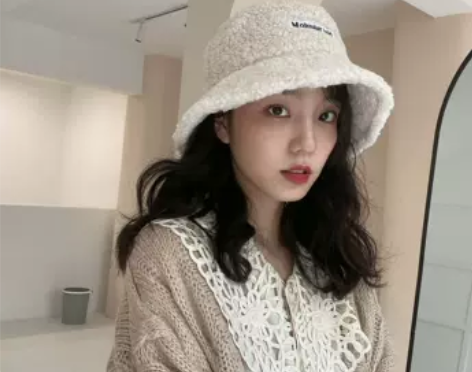 暮四 秋冬新款毛绒绒羊羔毛刺绣百搭简约纯色...