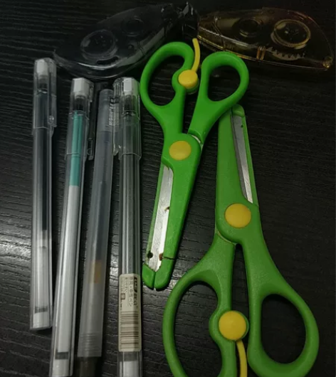 签字笔,安全剪刀,修正带,全套打包一起带走...