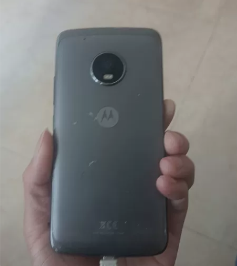 应该是摩托罗拉g5s,型号不确认,可以开机...