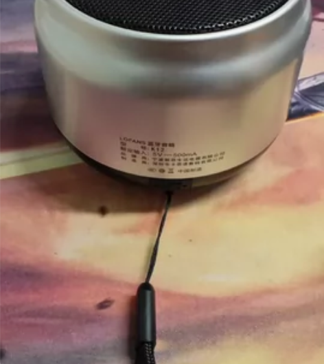 小米13Pro送的礼盒，里面的小蓝牙音响，...