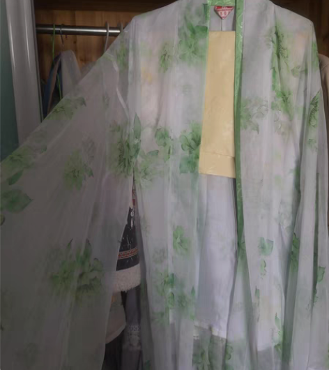 好像叫如梦霓裳汉服（水洗标） 无脑入的，也...