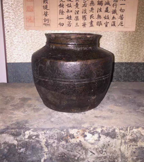 老陶罐，种植绿萝水草插花器具等都非常雅致，...