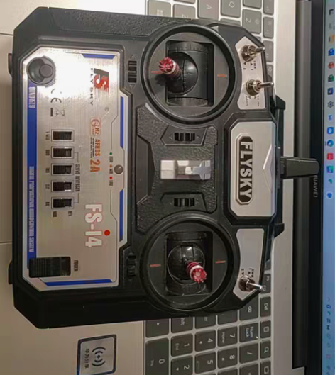 富斯i4遥控器，升级新控出手，明显使用痕迹...