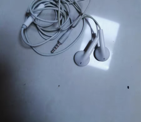手机原装耳机,具体什么手机忘了,不是华为就...