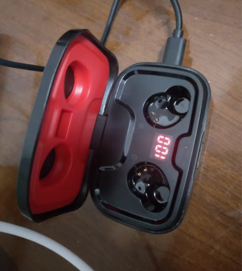 包邮蓝牙耳机充电座，充电宝。 由于自己的耳...