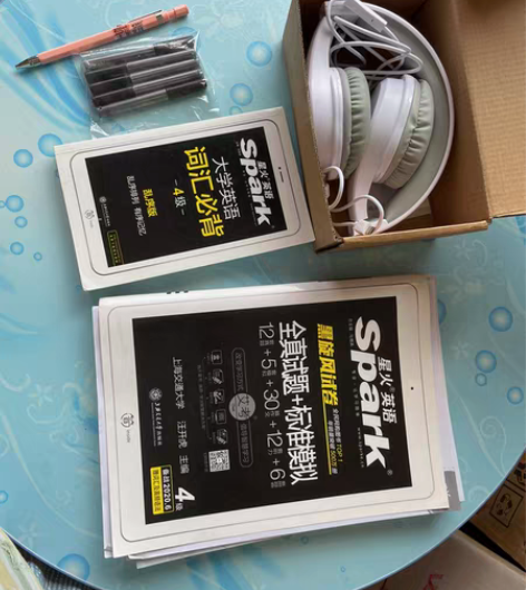 备考英语四六级的装备 有带收音机的耳机做考...