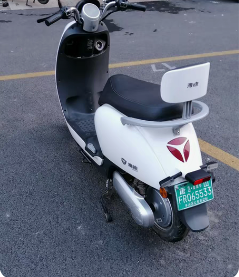 雅迪高端电动车 车座底下空间特别大,可以加...