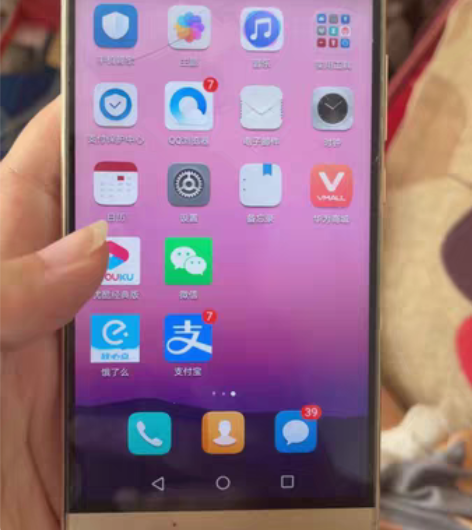 华为麦芒5用起来不卡,手机膜破了,右上角有...