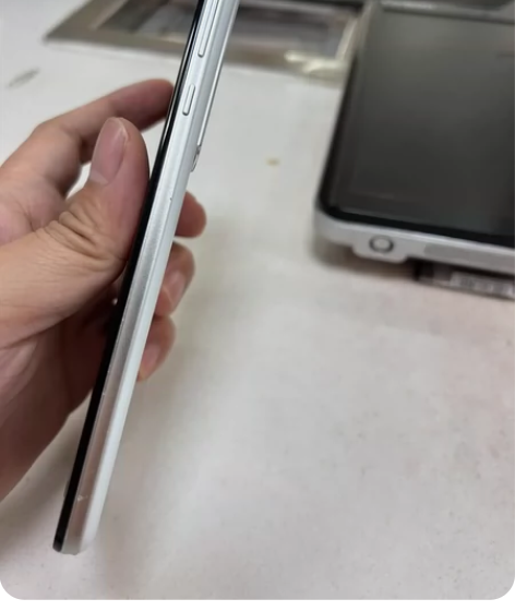 夏普r5g 日版do 屏幕有个小爆角 还有...