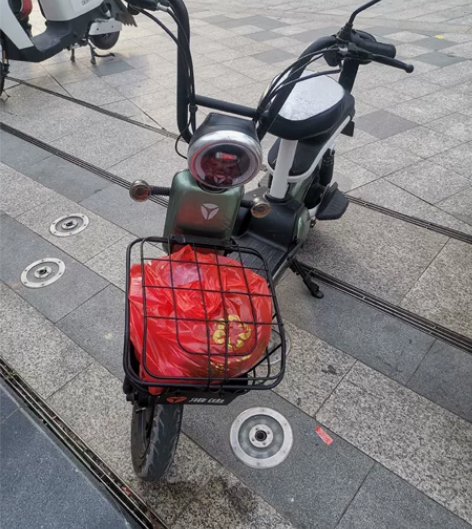 雅迪电动车：不远可送。讲价不回复。 新电瓶...