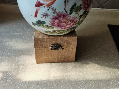 花鸟罐子一个,口沿小米粒磕外几乎全品,釉水...