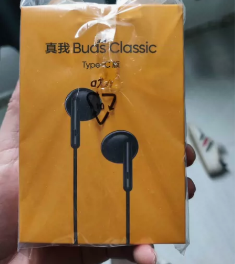 买手机送的耳机。都拆开看了下,但是从没有使...