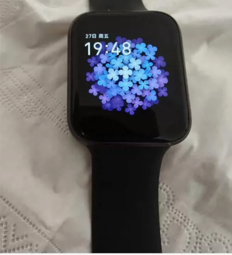 自用魅族手表。原装表带，充电器。有磕碰如图...