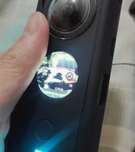 出自用insta360x2,贴了镜头保护还...
