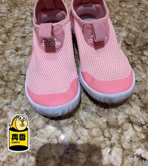 阿迪正品女童，孩子穿着小了，七八成新。内长...