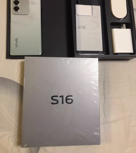 过节朋友送的vivo S16，开封未使用，...