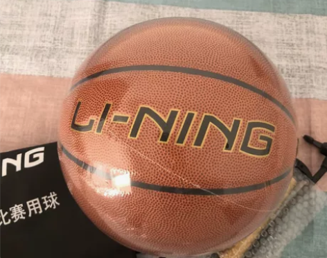 李宁户外篮球,买给弟弟踢的,他三分钟热度又...