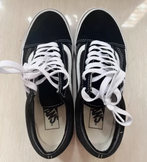 Vans低帮鞋经典款 SM专卖店买的，和衣...